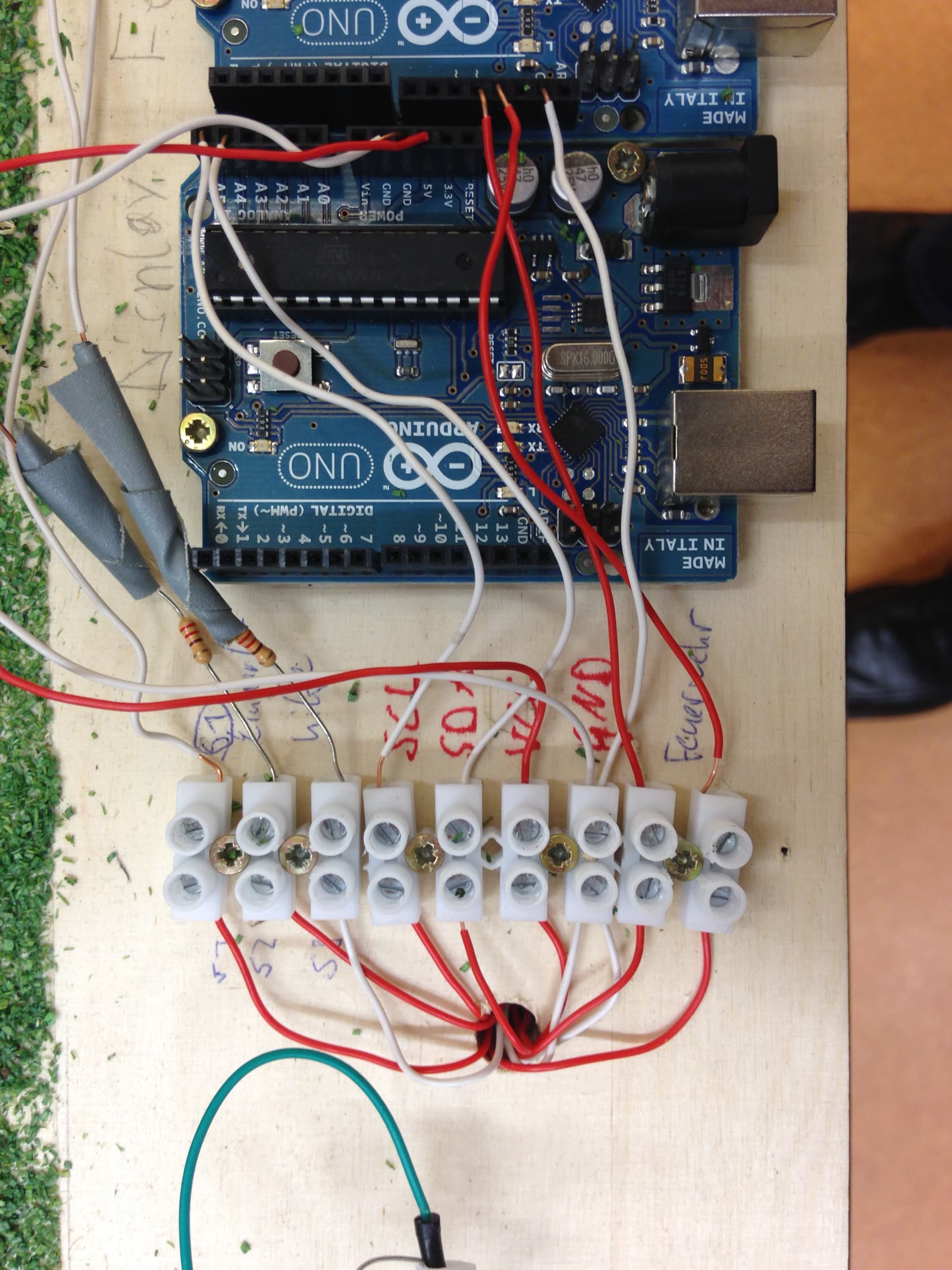 Zwei Arduino-Uno-Platinen mit roten Kabeln, die an Lüsterklemmen angeschlossen sind
