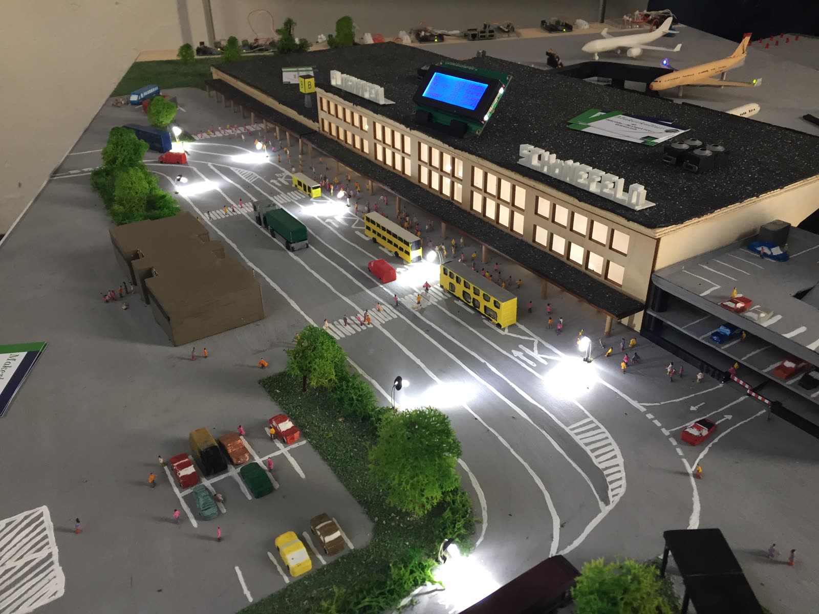 Der beleuchtete Modellflughafen von oben mit leuchtenden Straßenlaternen und Terminal