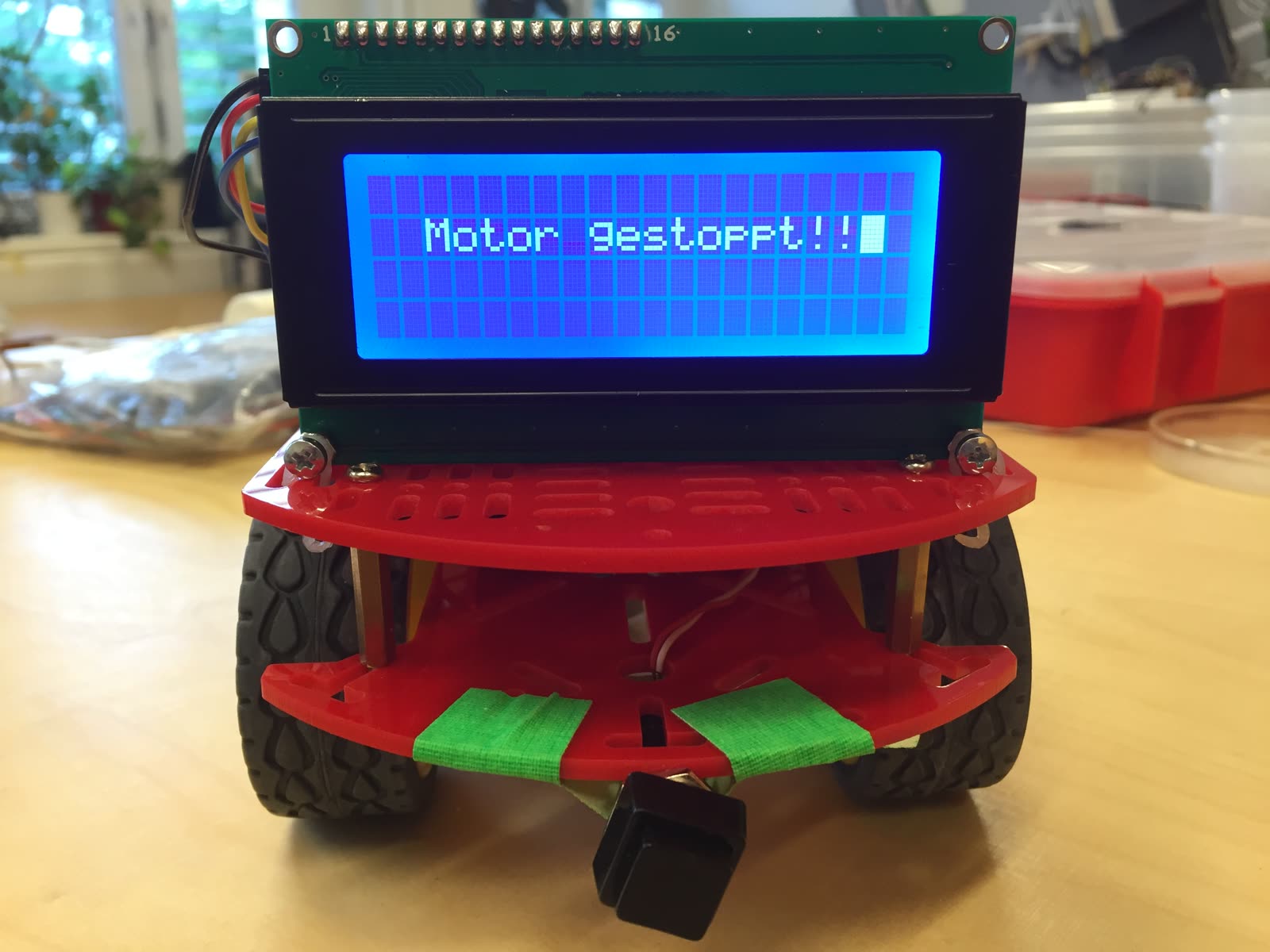 Arduino mit Steckbrett und einem Servo, der als Zeiger auf einer selbst gebastelten Papierskala dient
