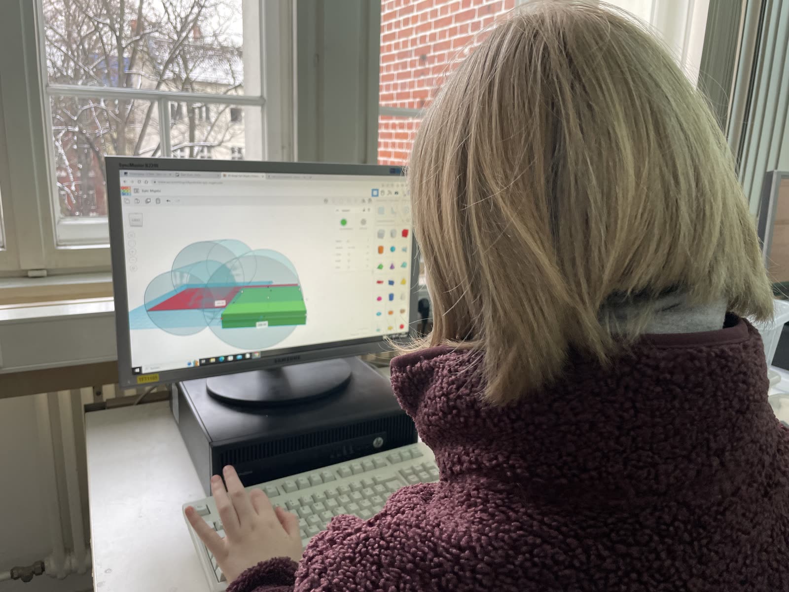 Schülerin konstruiert am Computer ein Gehäuse in einem 3D-Programm