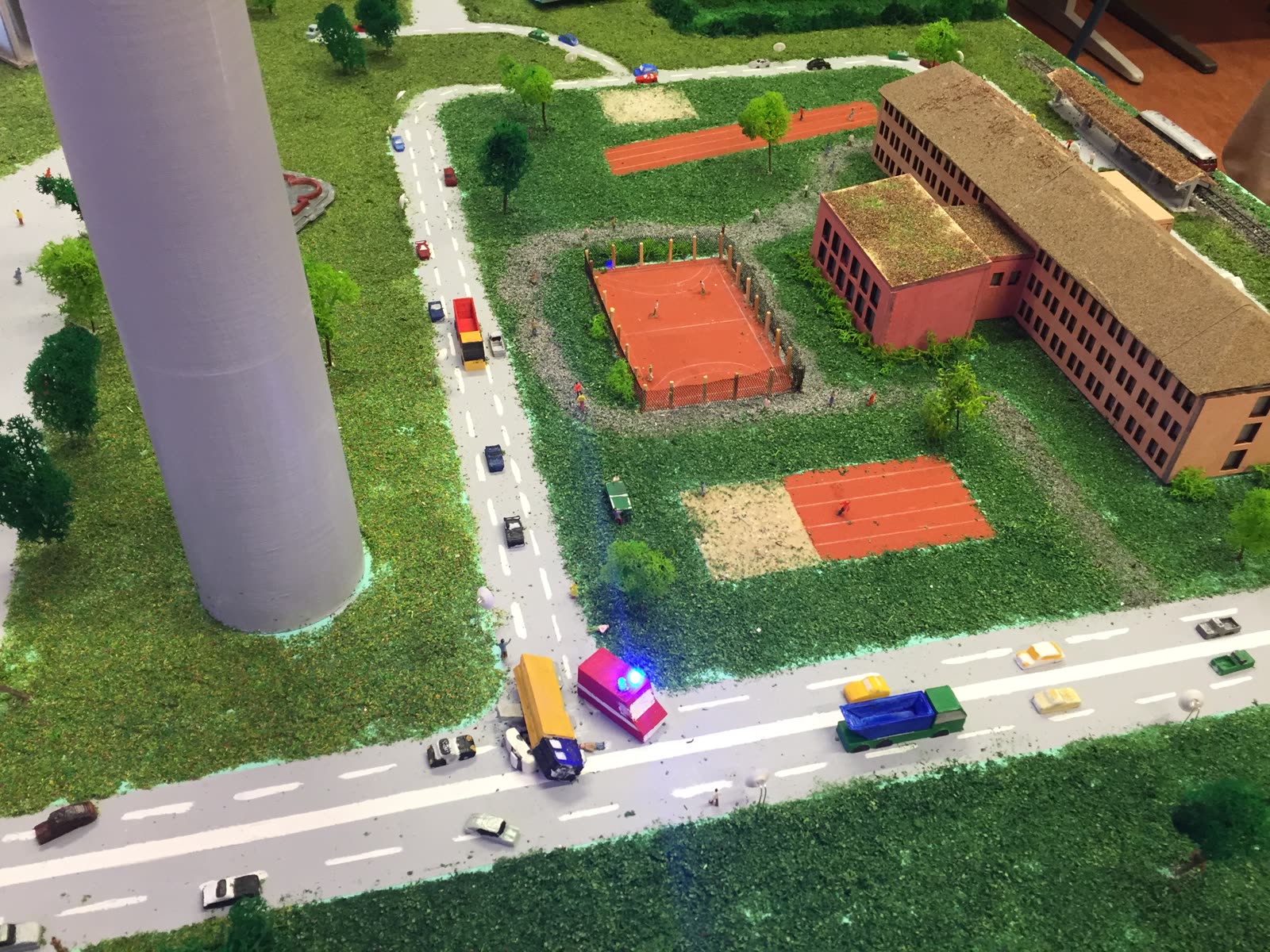Schule und Fernsehturm aus der Vogelperspektive, auf der Straße Einsatzfahrzeuge
