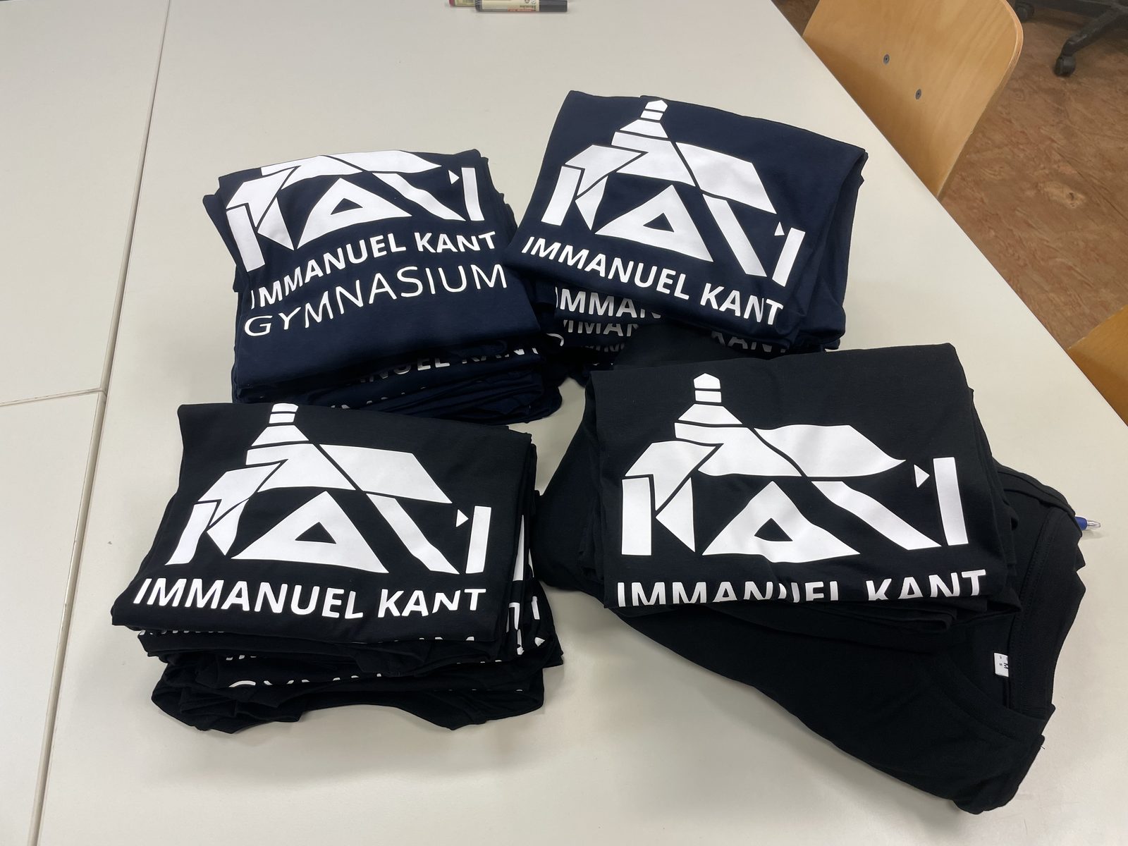 Titelbild: Schülerfirma Kant-Merch
