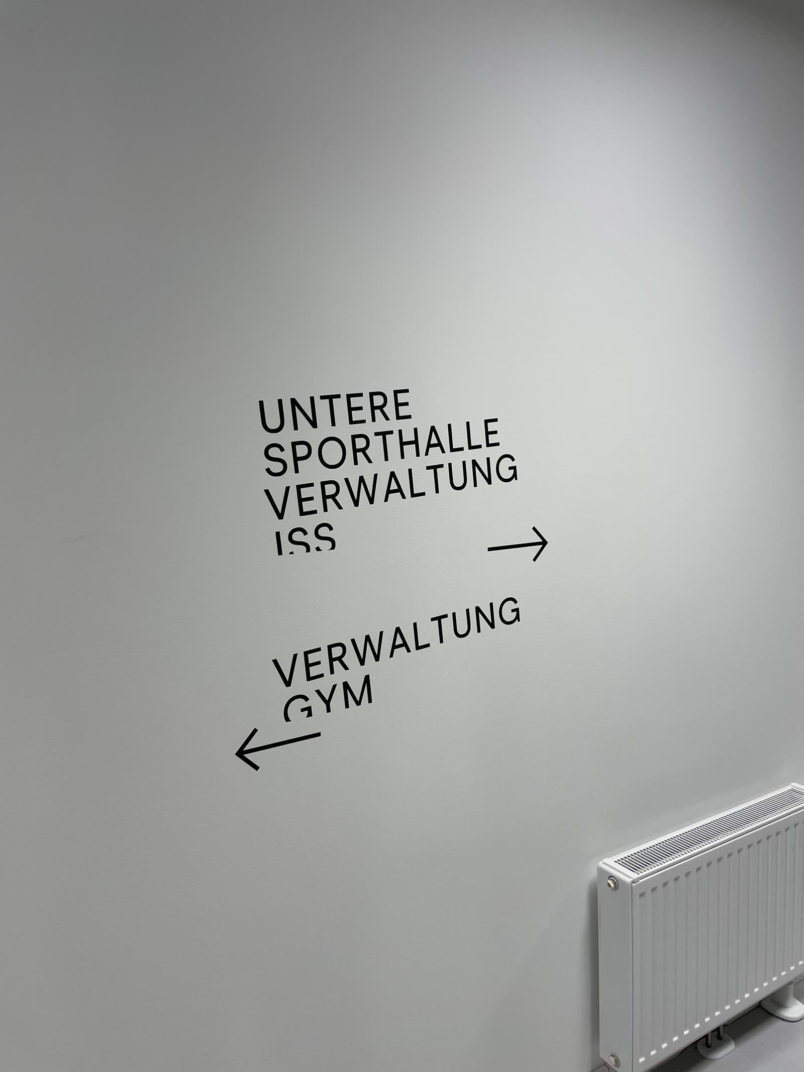Wegweiser aus Folienschrift zu Unterer Sporthalle, Verwaltung, ISS und Gym